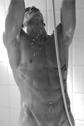 Un magnifique homme nu sous la douche ! Très musclé et taoué. 