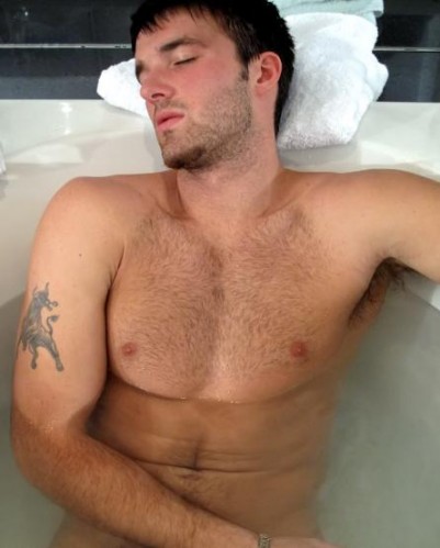 Un homme prend son bain