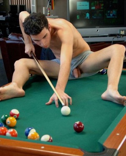 un homme nu sur un billard