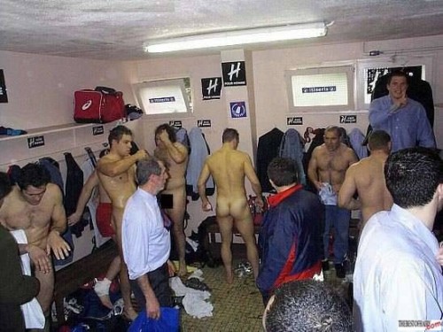 Un homme nu : 12 mai 2010, des amateurs nus dans un vestiaire