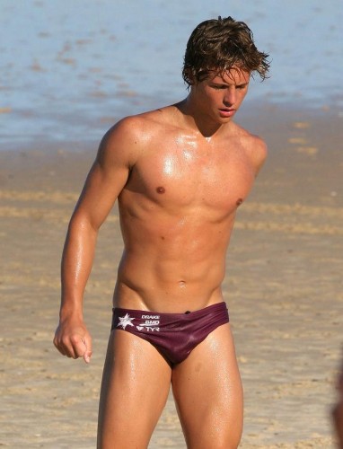 Un homme nu : 16 mai 2010 en maillot de bain moulant!