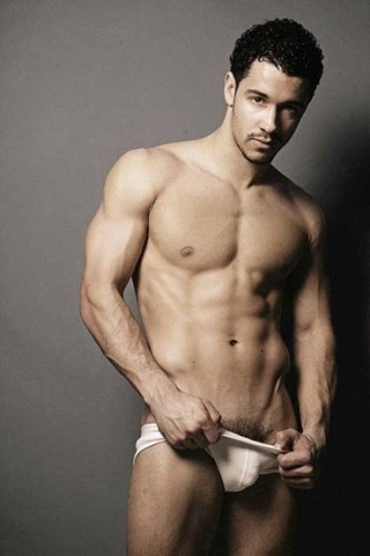 Un bel homme nu latino et musclé : 22 novembre 2010