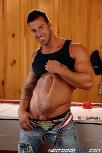 Un homme nu brun presqu'intégral et tatoué : 3 novembre 2010