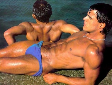 Un homme nu : deux hommes nus prennent le soleil