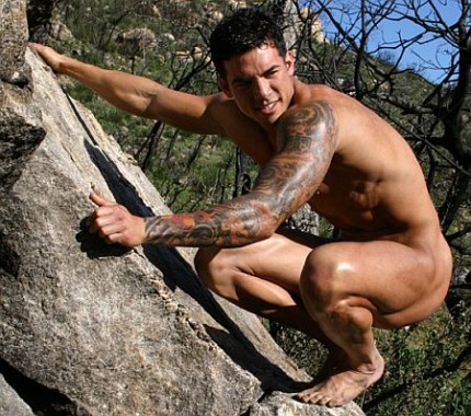 Voilà de quoi ravir de nombreuses personnes: l'homme nu du jour est sportif, musclé, tatoué et photographié en plein extérieur