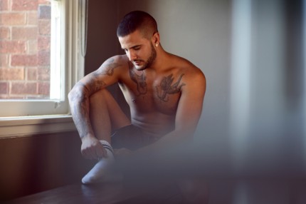 Très bel homme presque nul, tatoué, barbu.
