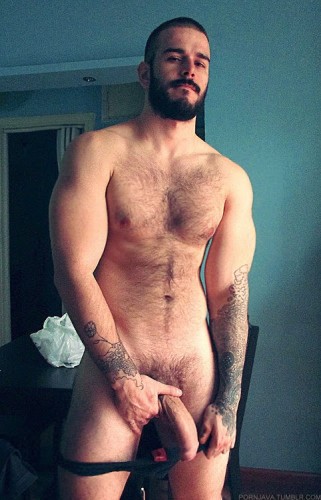 Photo d'un bel homme nu brun avec une énorme bite de mec ttbm. Il s'appelle Chris Irons et a tourné dans des pornos gay. Il est vraiment très bandant.