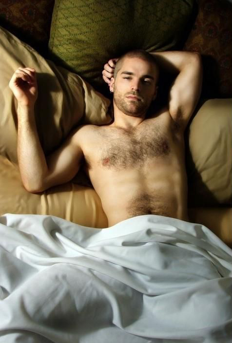 Homme nu dans un lit : 11 juillet 2010