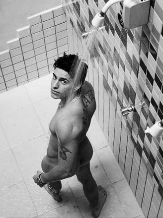 Homme nu sous la douche du 19 août 2010