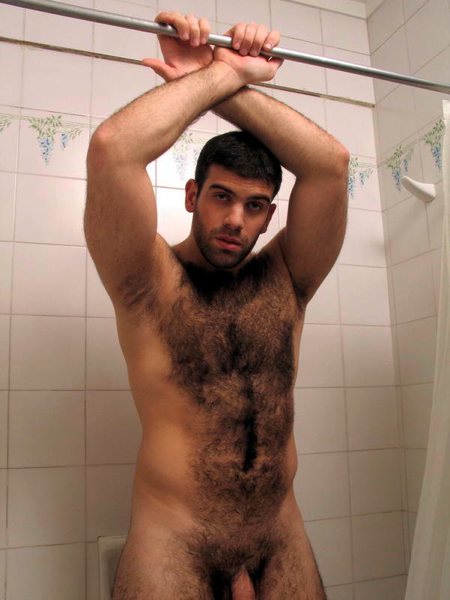 Homme nu très poilu qui s’apprête à se doucher