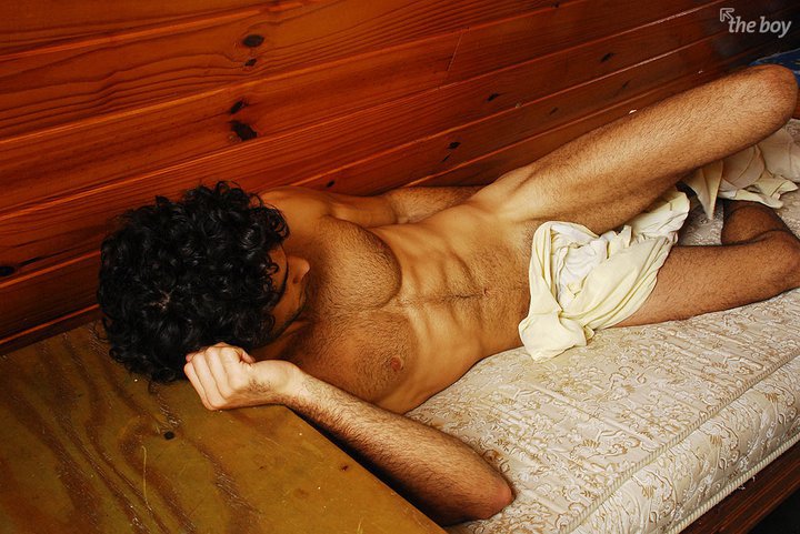 Bel homme nu poilu dans un sauna du 8 décembre 2010