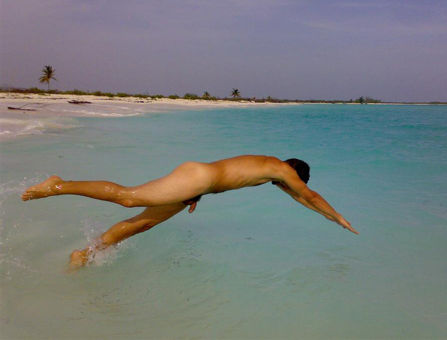 Homme nu intégral à la plage du 5 mars 2011