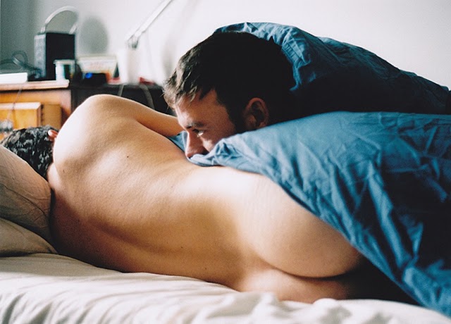 Hommes nus en couple gay au lit du 21 juillet 2011