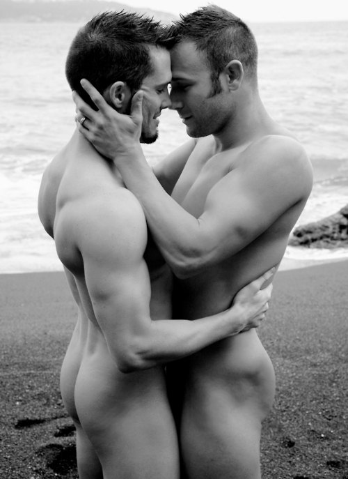 Photo d’un couple d’hommes nus sur la plage