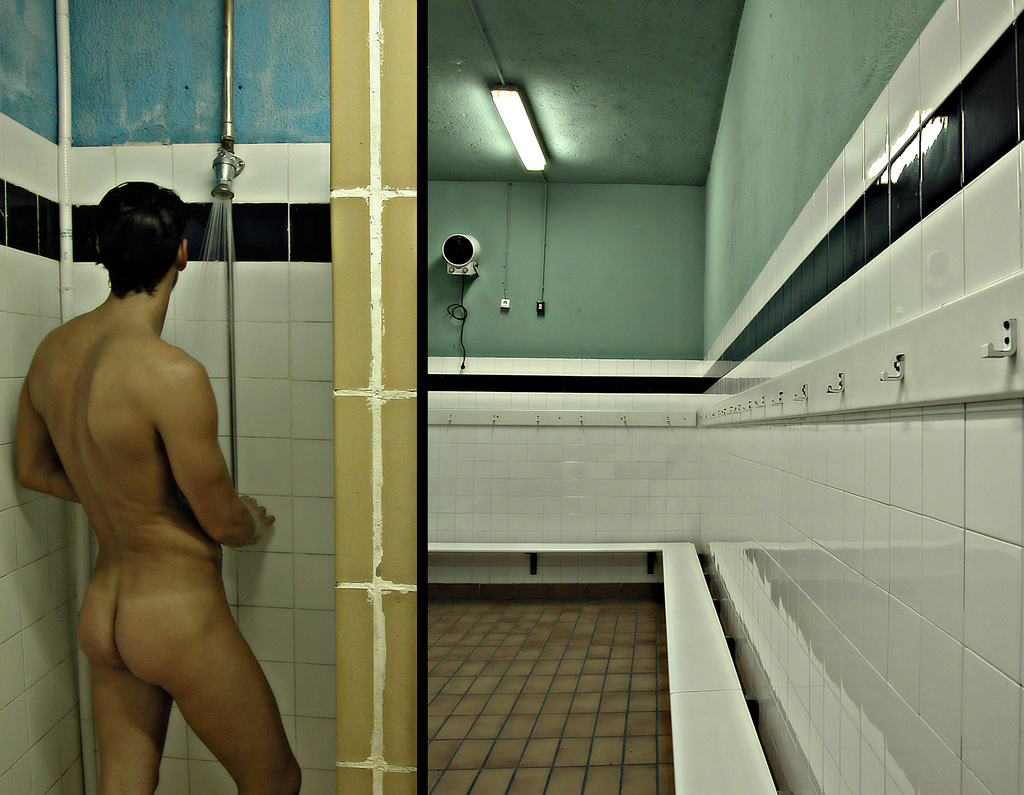 Un homme nu dans les vestiaires le 25 juin