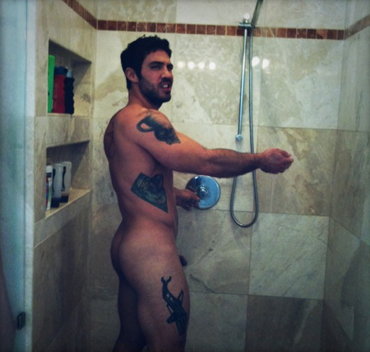 Photo d’un homme nu amateur sous la douche