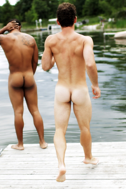 Deux hommes nus nous montrent leurs fesses musclées