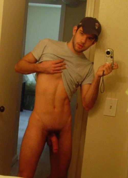 Homme nu intégral avec une casquette selfpic dans un miroir