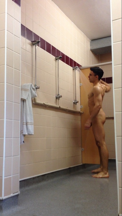 Photo volée d’un homme nu dans les douches de vestiaire