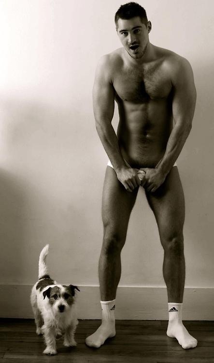 Photo d’homme nu : un trentenaire poilu avec un petit chien