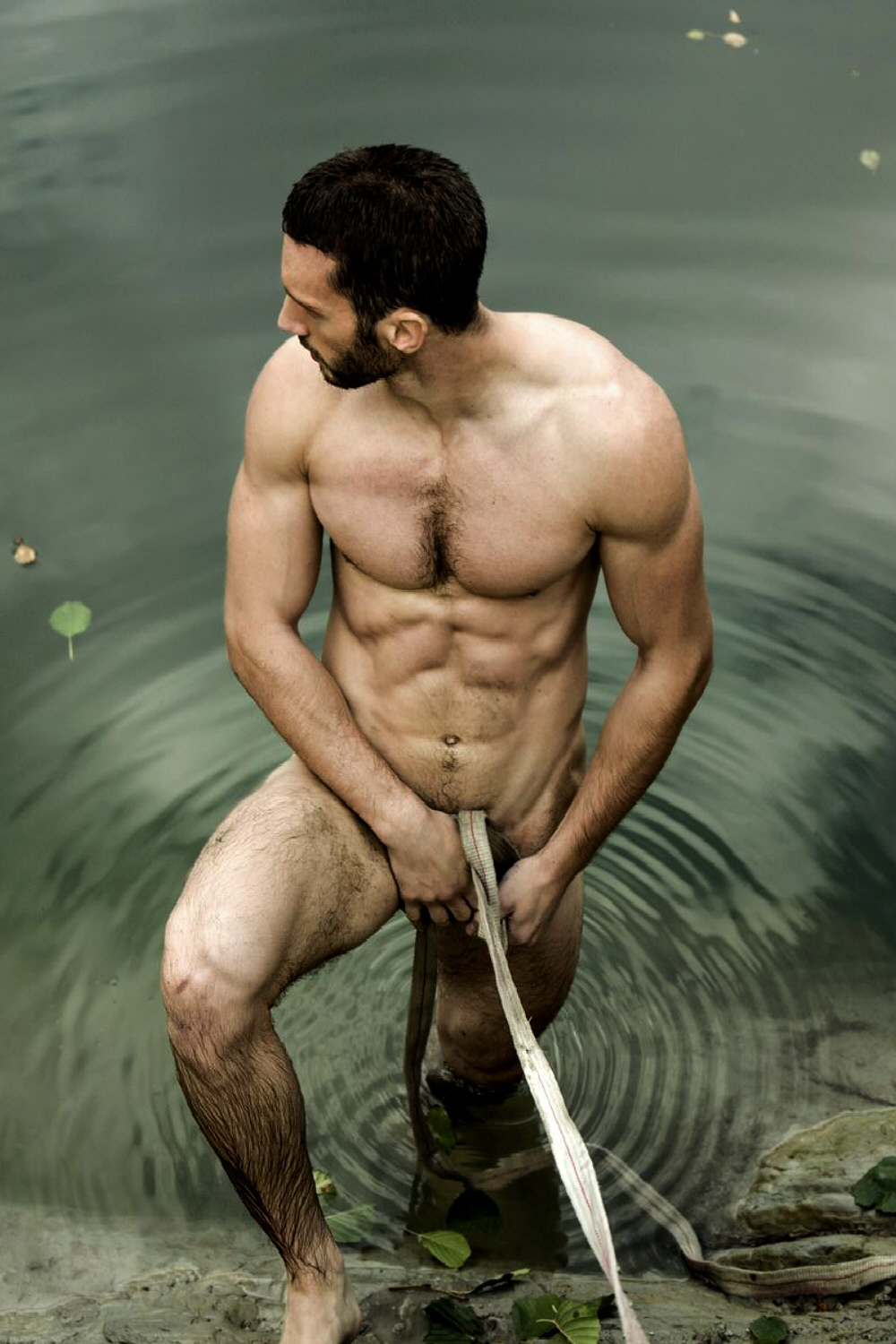 Très jolie photo d’un homme nu intégral qui sort de l’eau