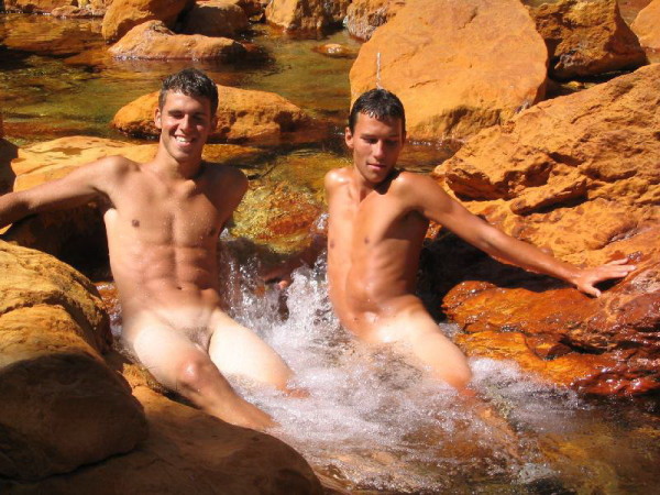 Deux jeunes hommes naturistes qui se baignent nus