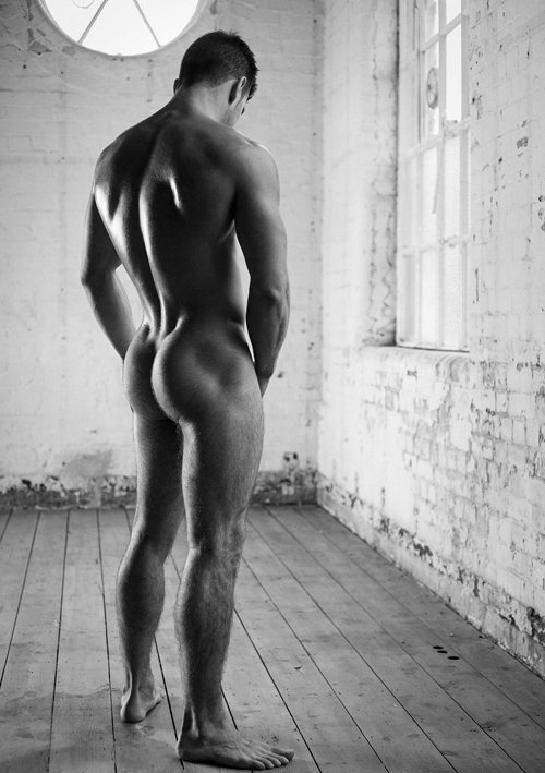 Un homme nu photographié de dos : de très belles fesses
