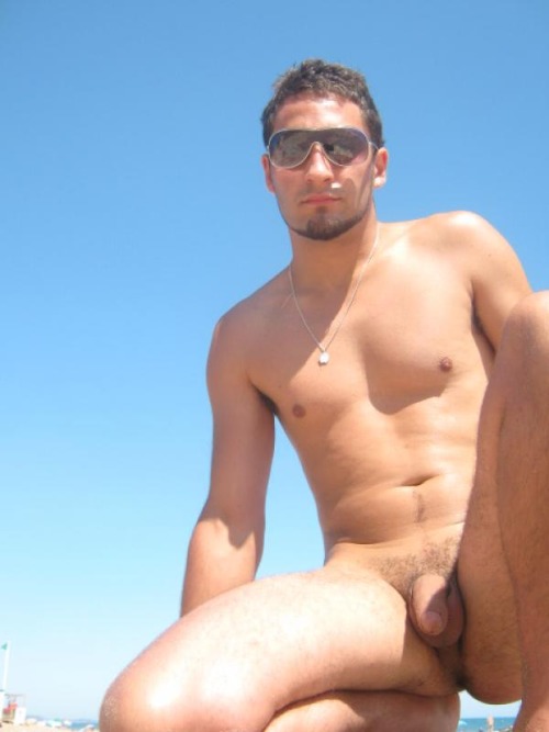 Un homme nu bronze sur une plage l’été dernier