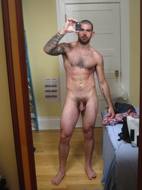 Un homme nu militaire tatoué à la bite poilue