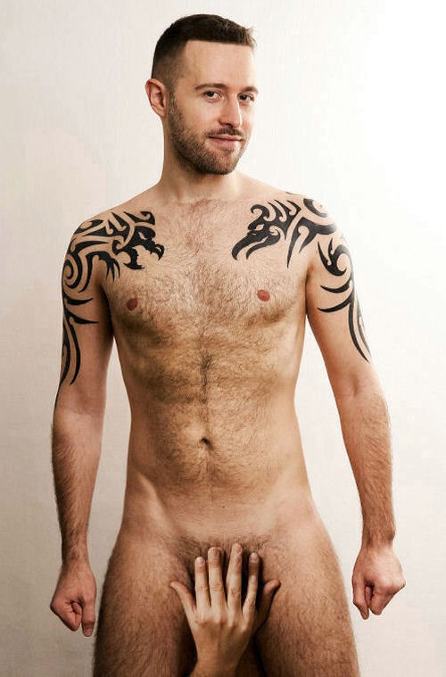 Un homme nu tatoué sexe caché comme Adam Levine