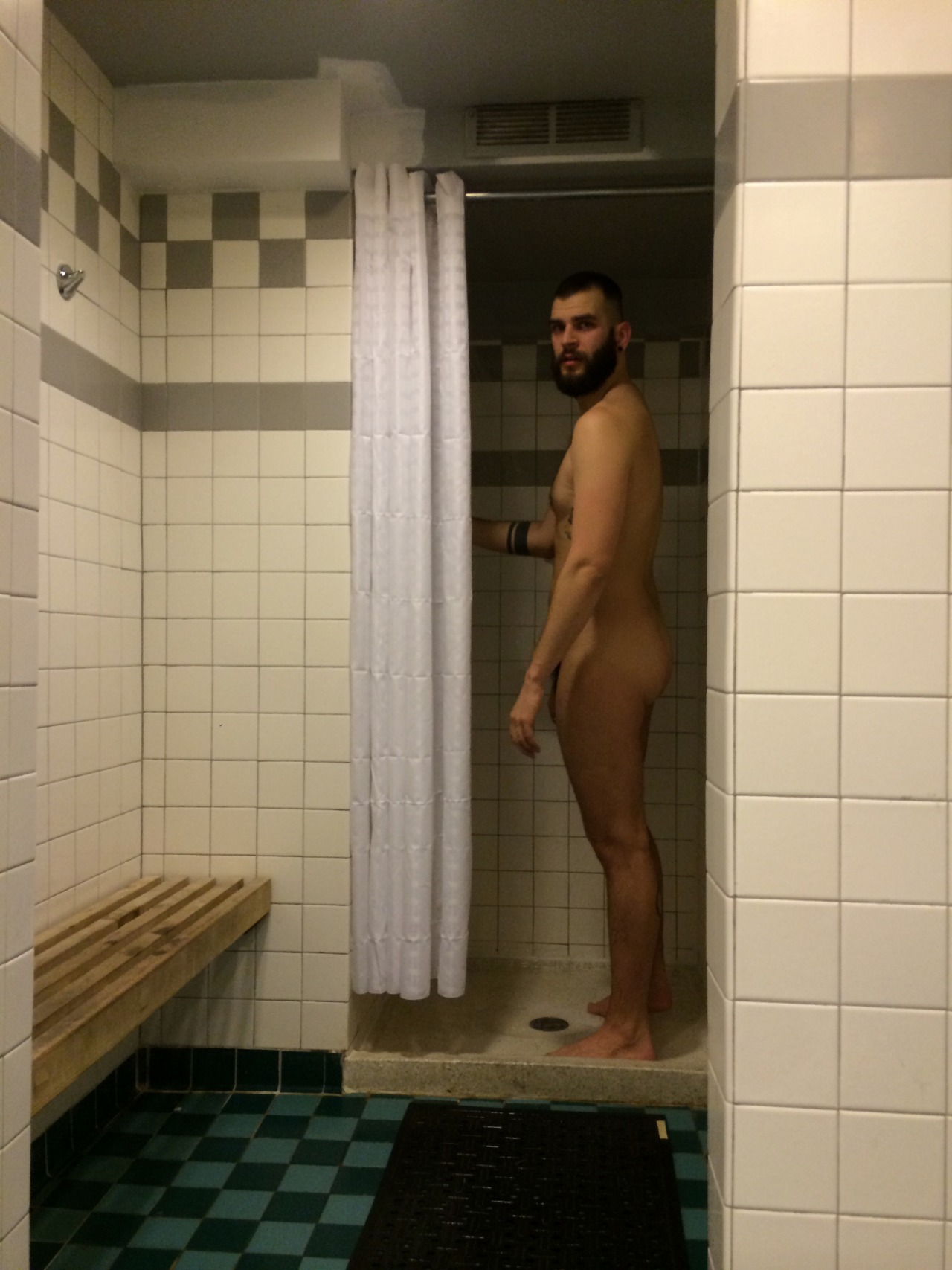 Photo d’un homme nu et barbu dans sa douche