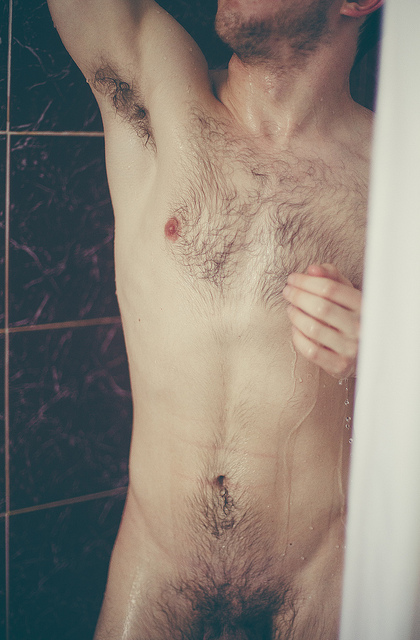 Photo d’un homme nu gay et poilu sous la douche