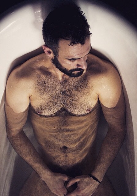 Photo d’un homme nu gay brun dans son bain