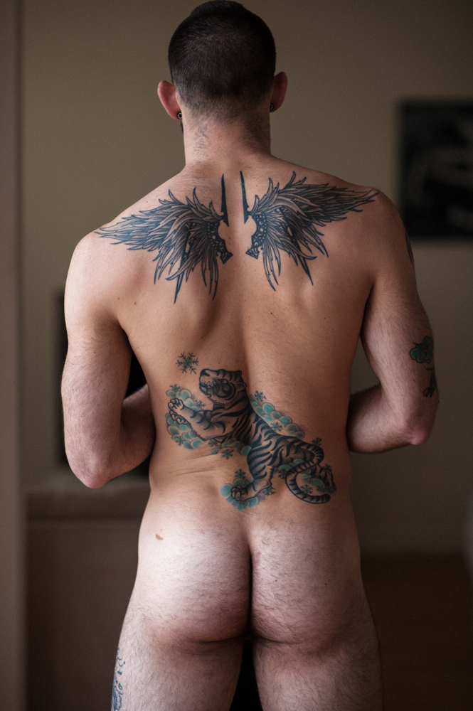 Homme nu tatoué avec de très belles fesses