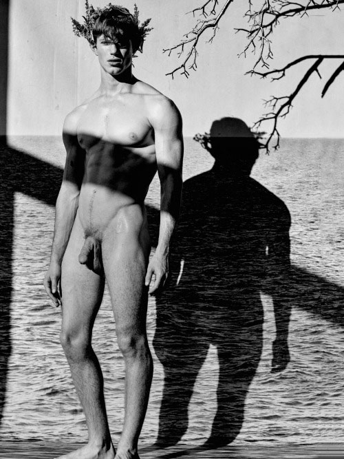 Jeune homme nu en noir et blanc
