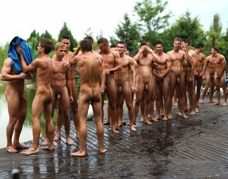 Groupe de jeunes hommes nus au bord du lac