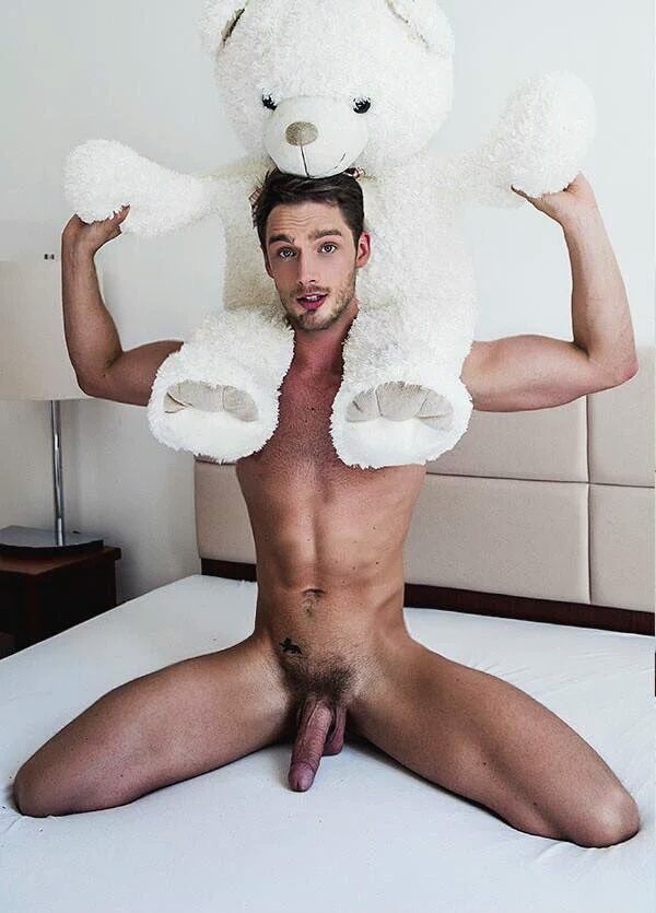 Adorable jeune homme nu sur son lit